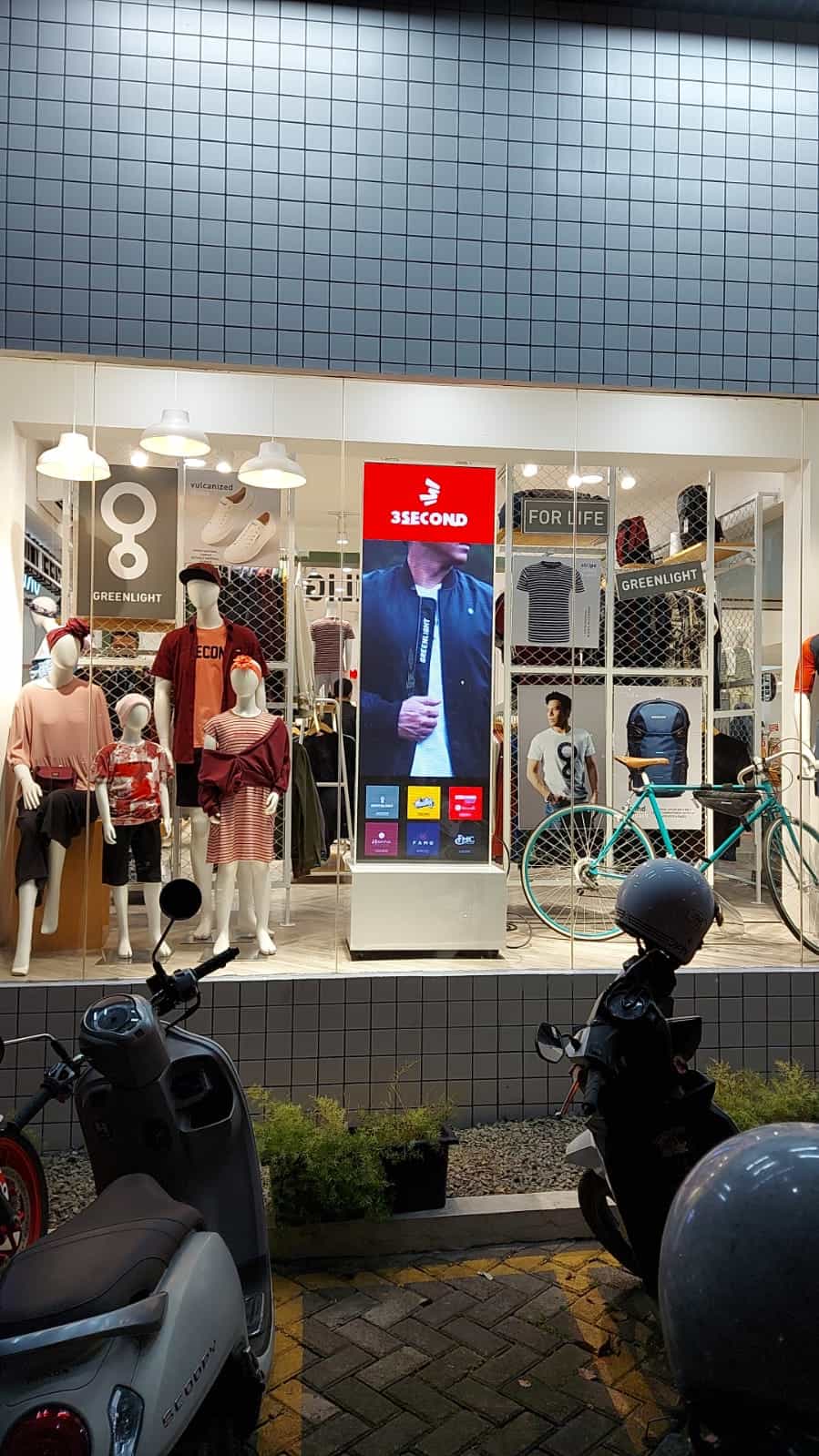 3Second Standee Videotron Indoor